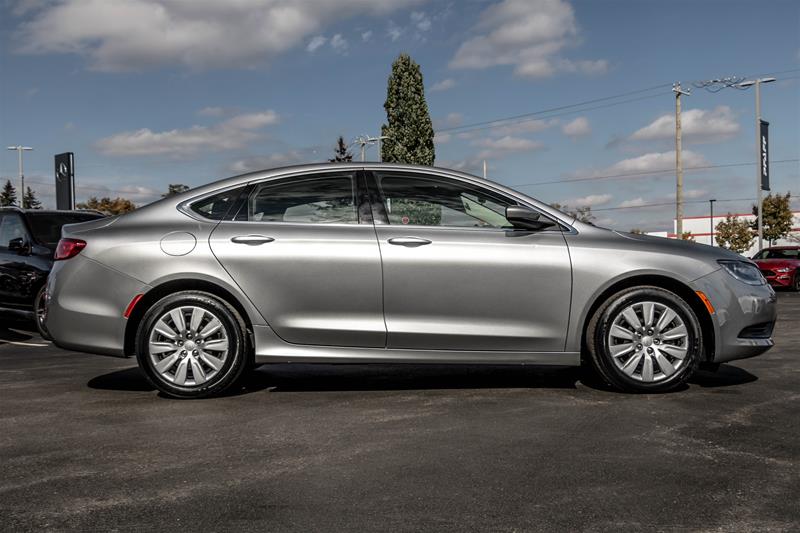 Pre-owned 2015 Chrysler 200 Lx 4-door Sedan In Kitchener #39155b 